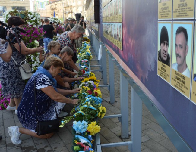 Вони назавжди в наших серцях: у Луцьку вшанували пам’ять загиблих Героїв. ФОТО
