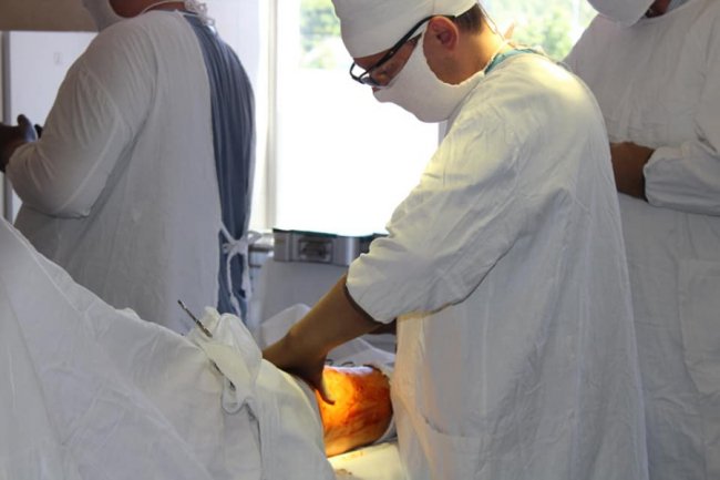 У лікарні на Волині жінці протезували штучний колінний суглоб. ФОТО 18+