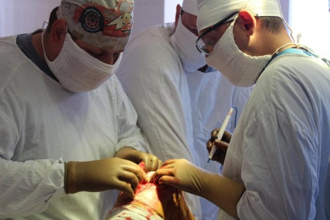 У лікарні на Волині жінці протезували штучний колінний суглоб. ФОТО 18+