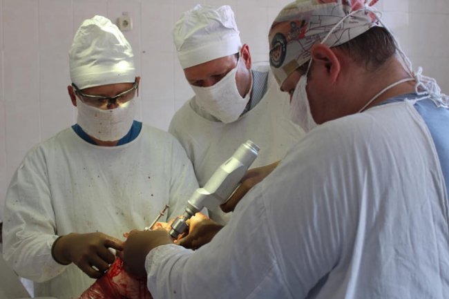 У лікарні на Волині жінці протезували штучний колінний суглоб. ФОТО 18+