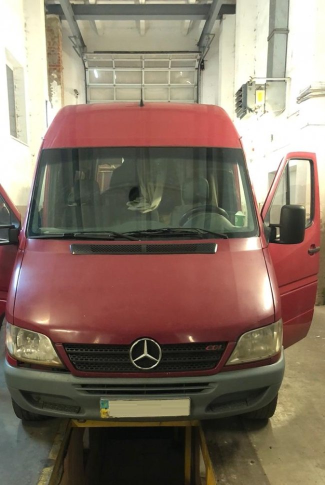 На «Ягодині» у двох бусах знайшли понад 10 тисяч пачок контрабандних сигарет