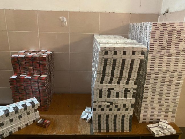 На «Ягодині» у двох бусах знайшли понад 10 тисяч пачок контрабандних сигарет