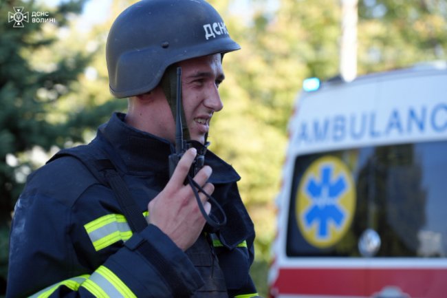 Показали фото рятувальників, які ліквідовували наслідки російського обстрілу у Луцьку