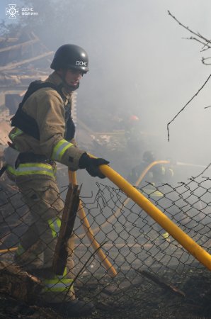 Показали фото рятувальників, які ліквідовували наслідки російського обстрілу у Луцьку