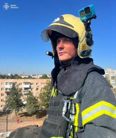 Показали фото рятувальників, які ліквідовували наслідки російського обстрілу у Луцьку