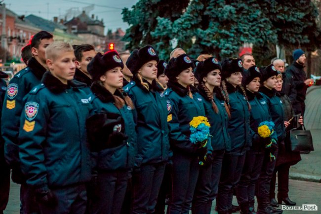 Квіти, сльози і свічки: у День Гідності та Свободи лучани вшанували пам'ять полеглих