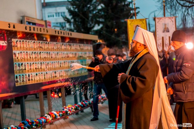 Квіти, сльози і свічки: у День Гідності та Свободи лучани вшанували пам'ять полеглих