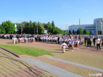 Патріотично і модно: у Луцьку святкують День вишиванки. ФОТО