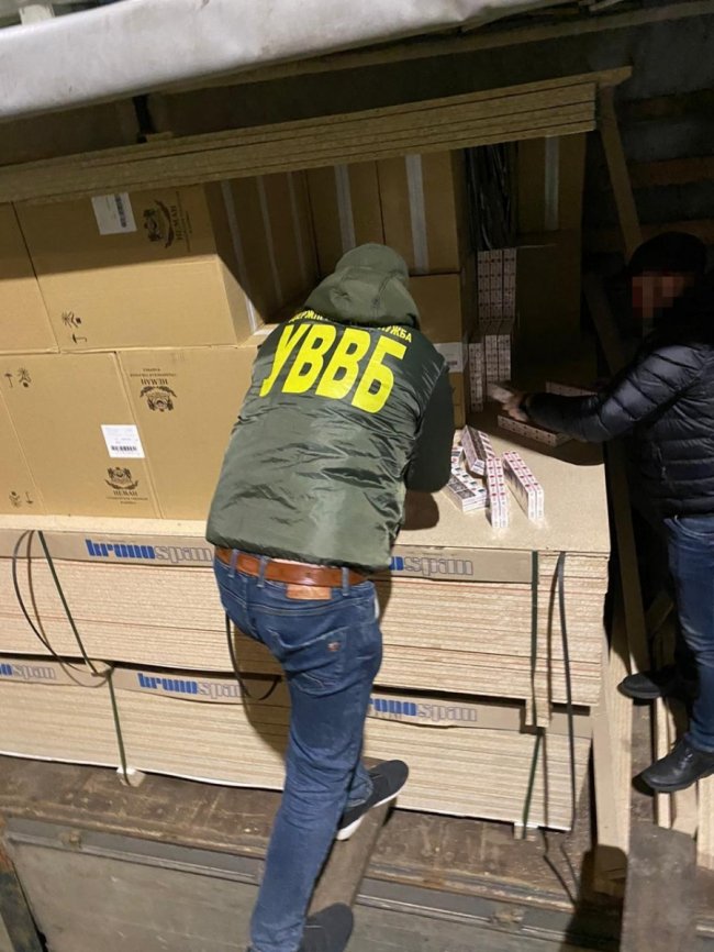 На Волині іноземець хотів провезти велику партію контрабандних цигарок на 5 мільйонів. ВІДЕО. ФОТО 