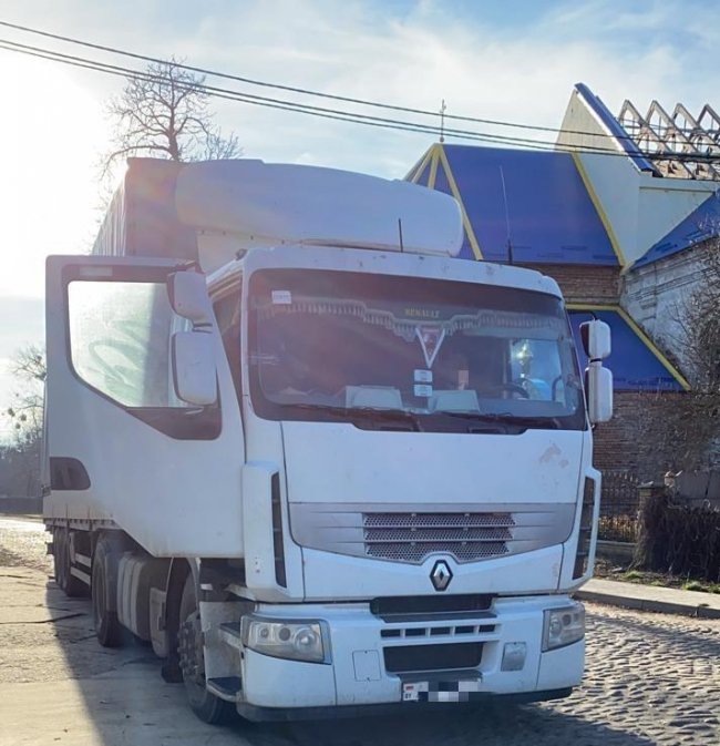 На Волині іноземець хотів провезти велику партію контрабандних цигарок на 5 мільйонів. ВІДЕО. ФОТО 