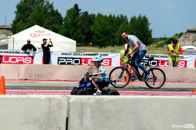 У Луцьку стартували видовищні змагання дрег-рейсерів. ФОТО