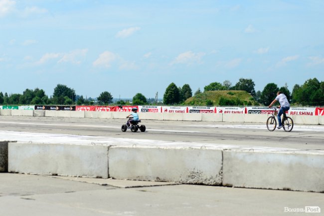 У Луцьку стартували видовищні змагання дрег-рейсерів. ФОТО
