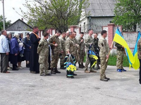 На Волині попрощалися з воїном, який помер під час відпустки. ФОТО