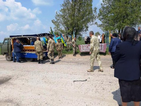 На Волині попрощалися з воїном, який помер під час відпустки. ФОТО