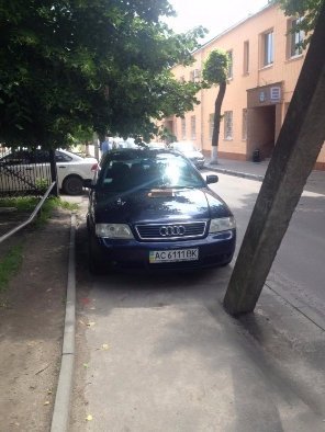 Паркування машин в заборонених місцях у Луцьку - хамство чи безвихідь?