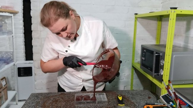 21 вид солодощів: волинянка виготовляє крафтовий шоколад та цукерки без цукру. ФОТО, ВІДЕО