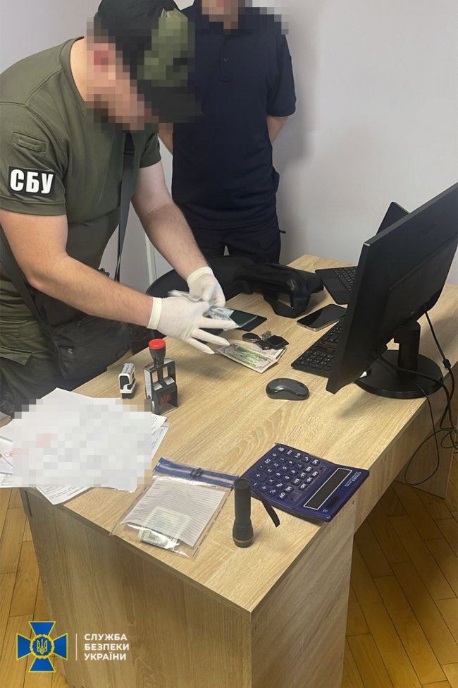 Посадовець Волинської митниці вимагав хабарі  від підприємців, які ввозили товар в Україну