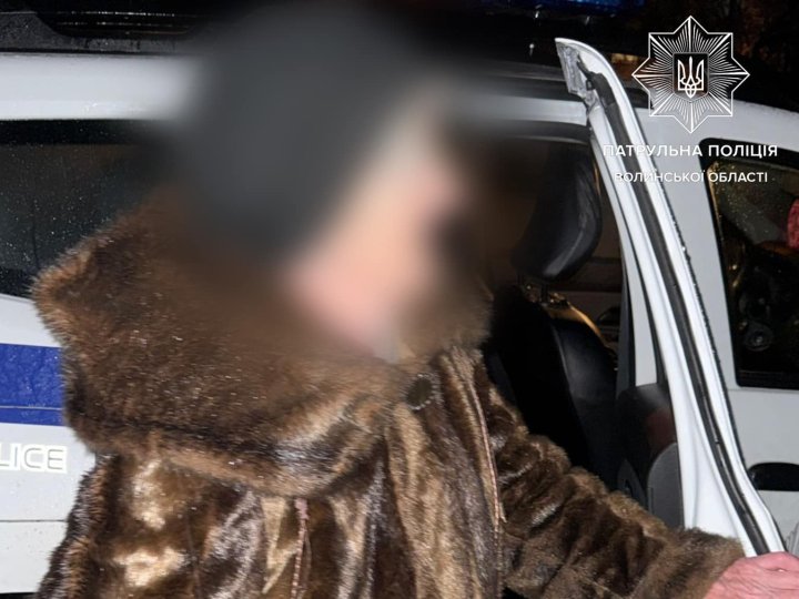 Блукала селом Рованці: патрульні допомогли літній лучанці дістатись додому