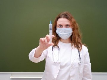 У Луцькій громаді відсторонили від роботи понад 50 невакцинованих педагогів: деякі судяться 
