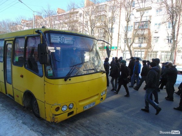 Євромайданівці колоною пройшлися центральною вулицею Луцька. ФОТО