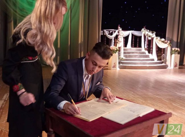 Вальс та благословення від батьків: випускний у луцькій гімназії №4. ФОТО