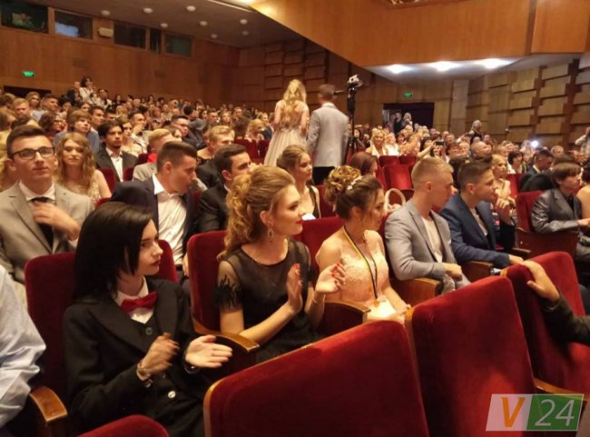 Вальс та благословення від батьків: випускний у луцькій гімназії №4. ФОТО