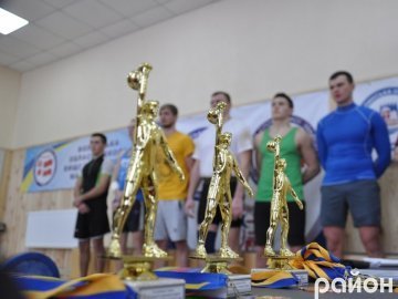 Битва богатирів: на Волині пройшли змагання з гирьового спорту