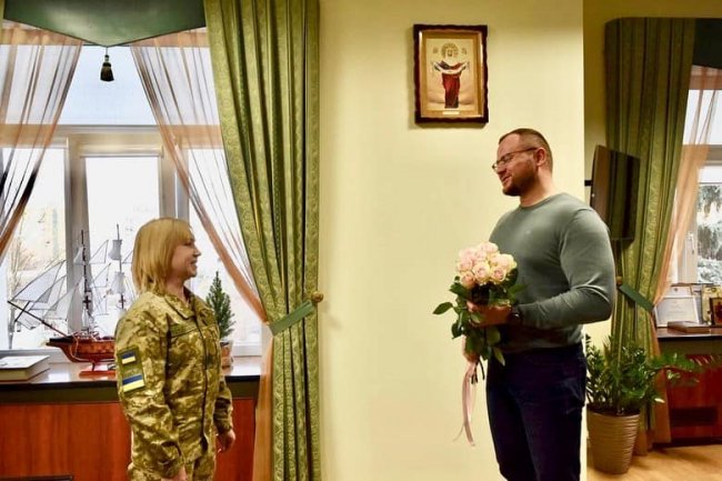 Поліщук зустрівся з лучанкою Людмилою Кравчук, яка понад пів року перебувала у російському полоні