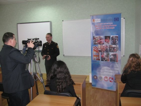 У Луцьку діти вчать дітей не бавитися з сірниками. ФОТО