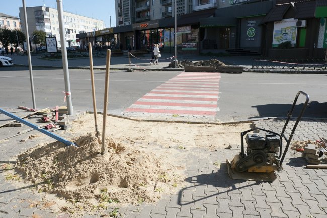 У Нововолинську знижують бордюри для пересування людей з обмеженими можливостями.ФОТО