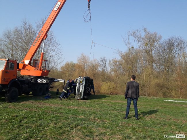 З річки Стир дістали затонуле авто