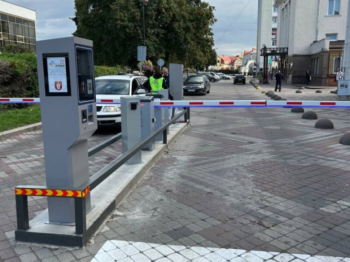 У центрі Луцька запрацювала платна парковка. ФОТО