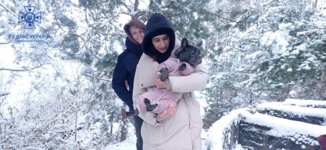 Волинські рятувальники витягнули з ями песика. ФОТО