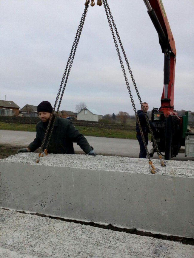 У селі на Волині, де громада перейшла до ПЦУ, будують новий храм УПЦ (МП)