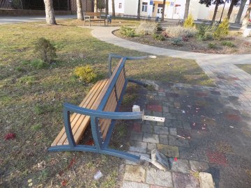 В успішній громаді поблизу Луцька вандали вирвали зацементовані лавки 