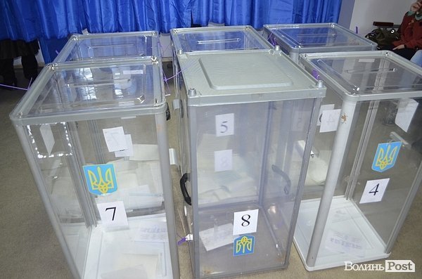 У Луцьку дільниці працюють не без порушень. ФОТО. ДОПОВНЕНО