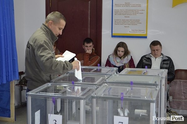 У Луцьку дільниці працюють не без порушень. ФОТО. ДОПОВНЕНО