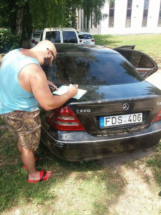 Муніципали продовжують «війну»  з автохамами в Луцьку. ФОТО