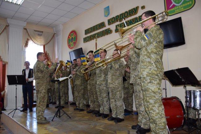 Для луцьких прикордонників організували різдвяний концерт. ФОТО