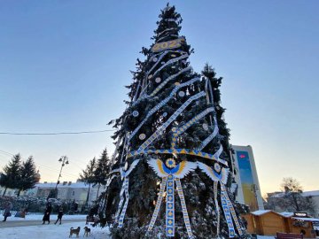 У центрі Луцька відкрили «Ялинку незламності». ФОТО. ВІДЕО