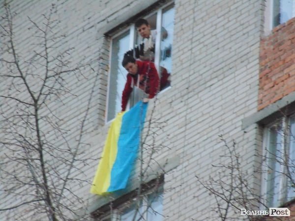 Гімн України та «Путін х**ло»: флешмоб у луцькому гуртожитку. ФОТО. ВІДЕО