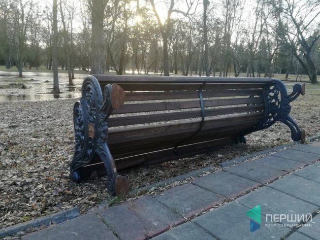 Вночі невідомі зробили рейвах у центральному парку Луцька. ФОТО