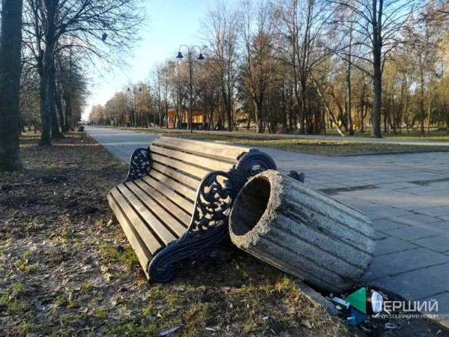 Вночі невідомі зробили рейвах у центральному парку Луцька. ФОТО