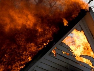 На Волині горіли житловий будинок та трава