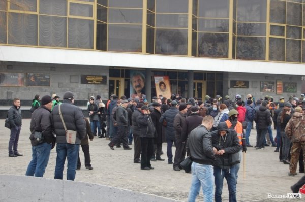 Як луцький Майдан ішов у  наступ на Волинську ОДА. ФОТО