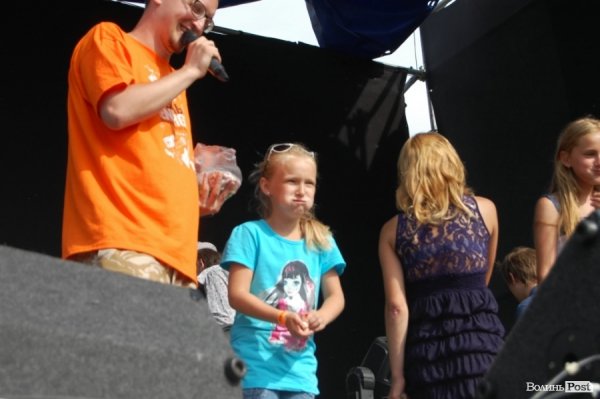 Конкурс від ведучих. Потрібно було напхати в рот якомога більше карамелевих цукерок і сказати при цьому слово «карамелененажера»  