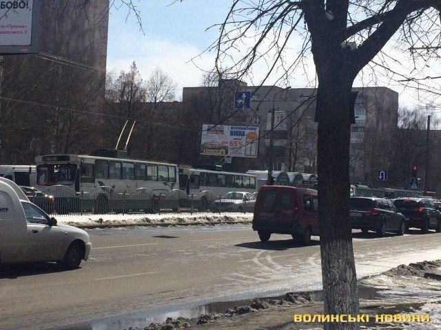 У Луцьку – величезний затор через аварію. ФОТО