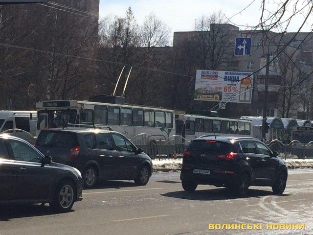У Луцьку – величезний затор через аварію. ФОТО