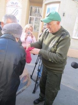 Бабуся та діти передали бійцям зворушливі подарунки. ФОТО