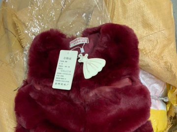 У пункті пропуску «Ягодин» у вантажівці знайшли велику партію незаконного одягу